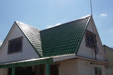 Укладка металлочерепицы на крыше загародного дома